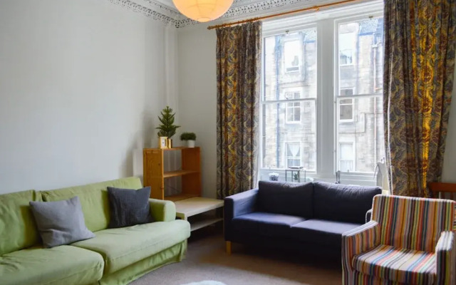 Spacious 3 Bedroom Flat in Marchmont