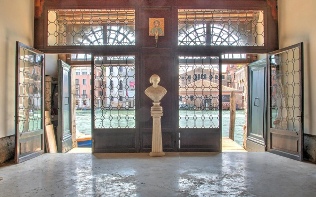 TRIBUNO Grand Canal