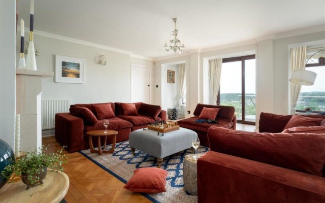 The Spinney - Spectacular views over the bay and close to beach with parking
