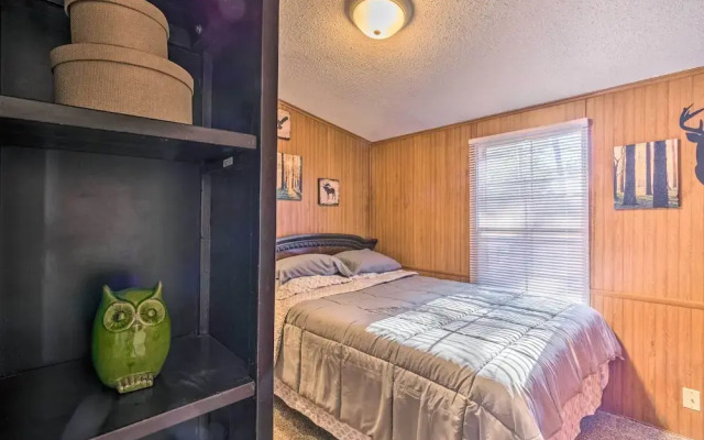 Relaxing Lincoln Forest Retreat w/ Wraparound Deck - фото 4