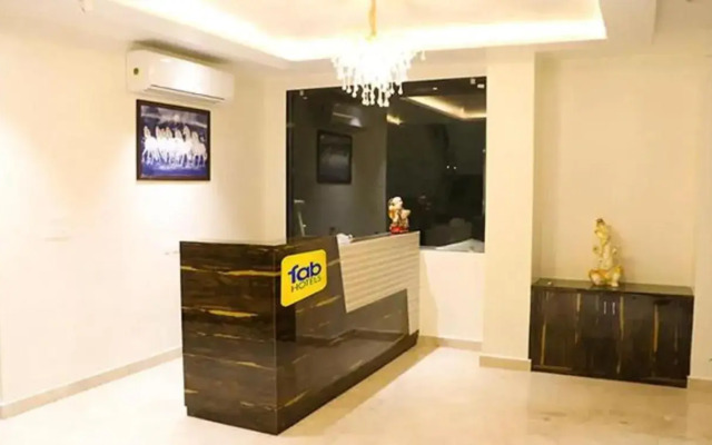 OYO Collection O 82503 Hotel Karma Inn