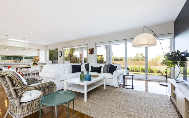 Sydney Seaside Contemporary Executive Living