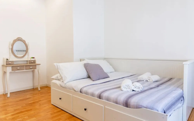 Bright flat next to the Vomero