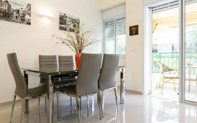 Comfort Family Apartment near Beach by FeelHome