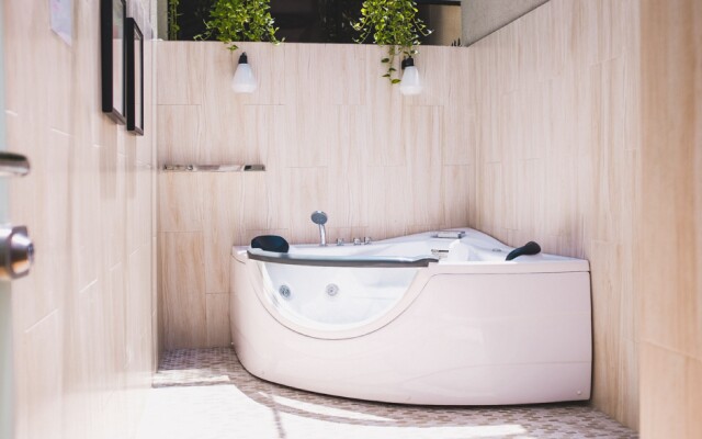 RedDoorz Premium near RS Pondok Indah