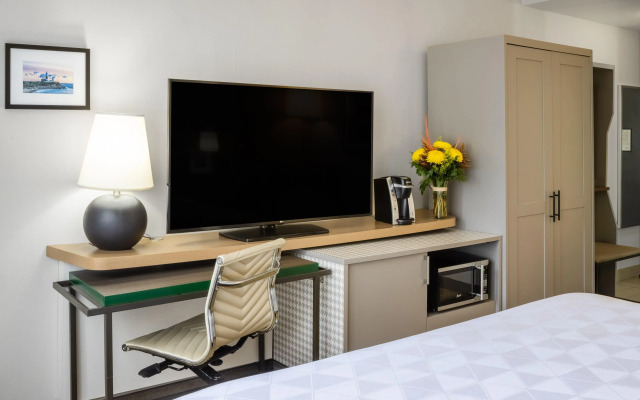 Holiday Inn Long Island-Islip Arpt East by IHG