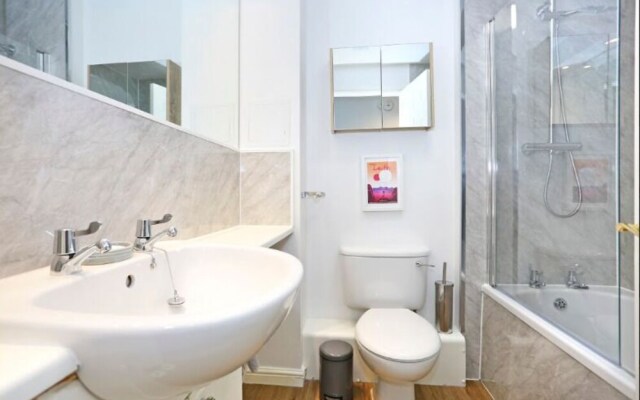 Sophisticated Apt in Trendy Leith Port District