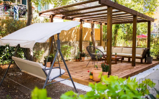 Luxurious apartment with private garden