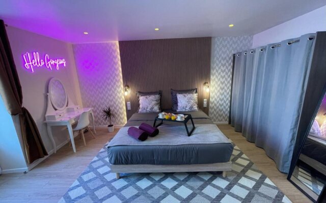 Nice Renting - Love Room Massena - Luxe Room - Jacuzzi - Terrace - King Bed - AC