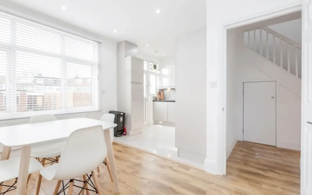 Modern & Spacious 3BR Terraced House