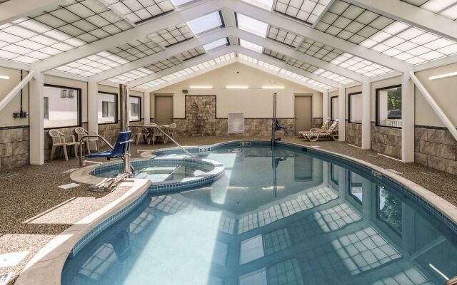 Comfort Inn & Suites West Springfield