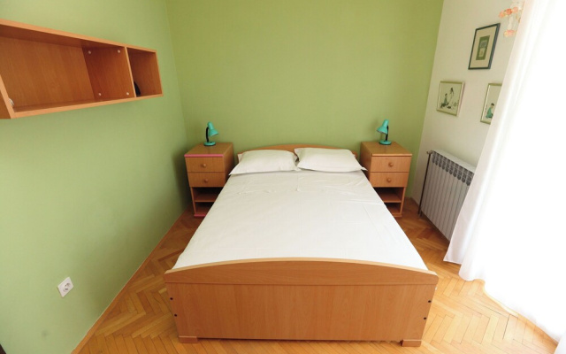 House Mrcela 200m From Beach