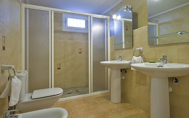 Villa - 6 Bedrooms with Pool and WiFi - 105005
