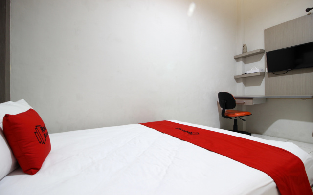 RedDoorz Plus near UPN Jogjakarta 2 – Guest Rooms – Sleman