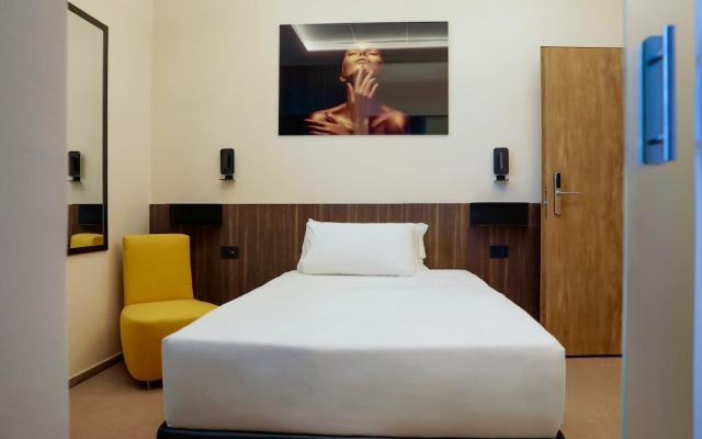 Revolution Hotel