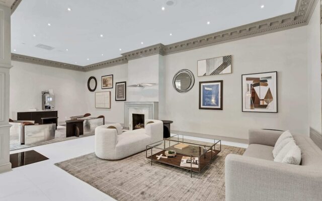Charming Elegance Crystal City Apartment