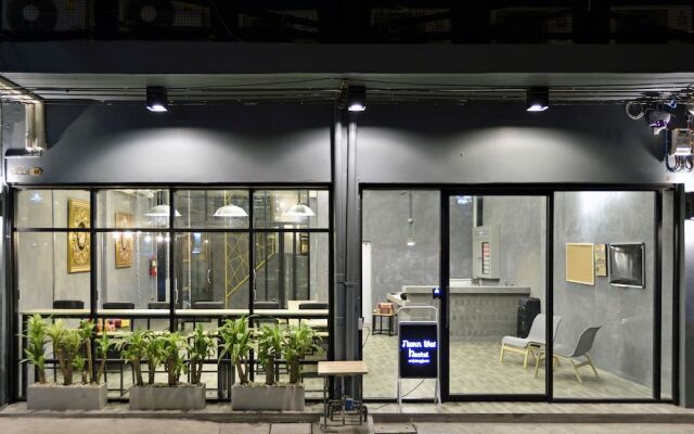 M Gray Hostel & Cafe