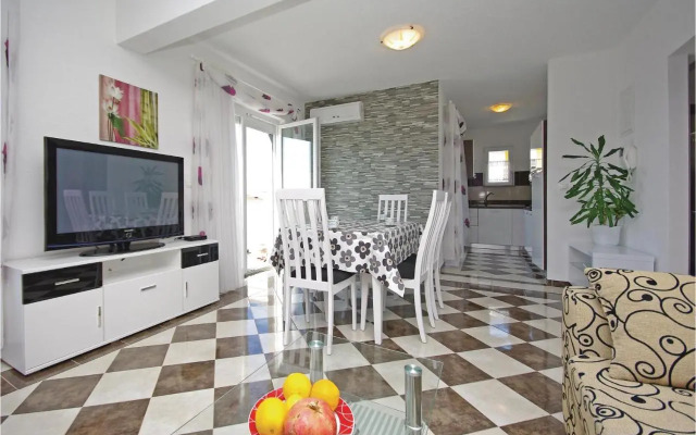 Two-Bedroom Apartment Makarska with Sea View 06