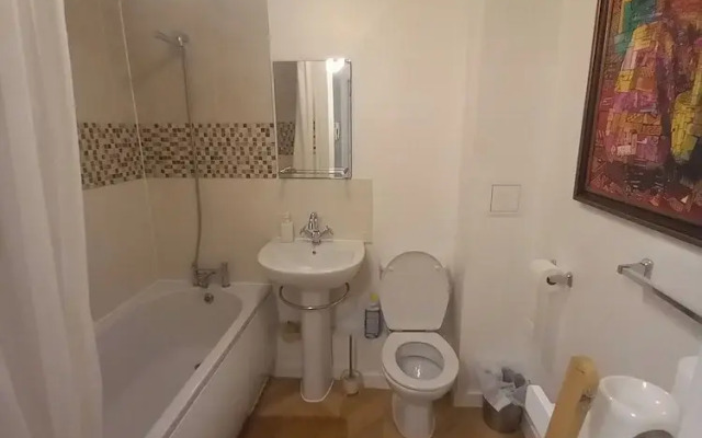 2 Beds, Sleeps 5, Pets Ok, Balcony & Free Parking