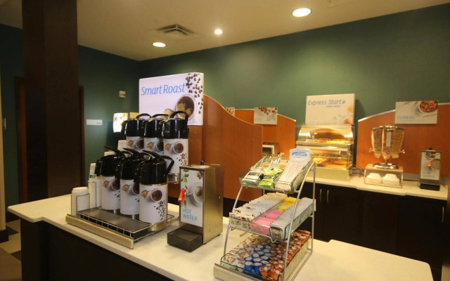 Holiday Inn Express & Suites Charlotte North by IHG