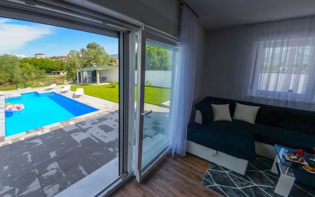 Sweet Retreat-Buna Riverside with pool