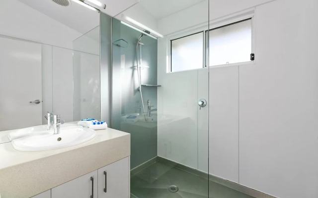 Stunning River House - 51 Hilton Esplanade