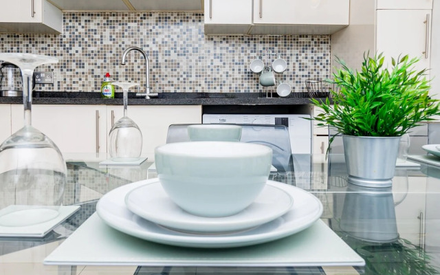 Lovely 2 Bedroom Apartment With Free Parking