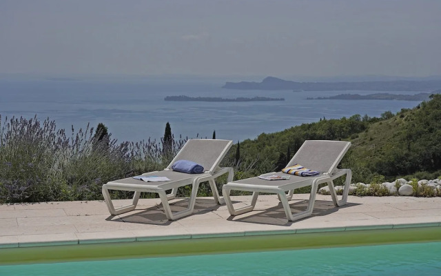 Villa Iris-lakeview & Shared Pool