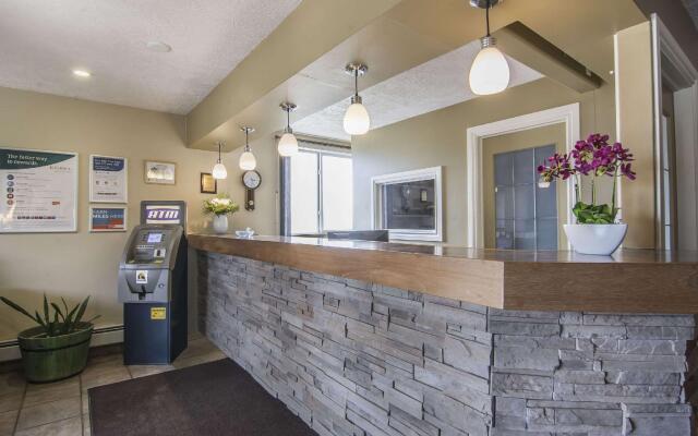Econo Lodge Inn & Suites