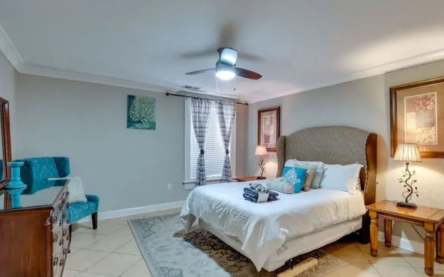 4 BR Beauty blocks from the River