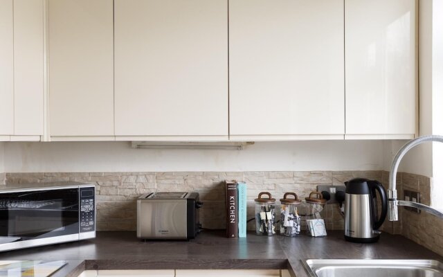 Two-bed House Sleeps 5 With Large Garden & Parking