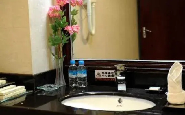 Guizhou Fengrun Karst Hotel (Jiaxiu Tower Qingyun Market Store)