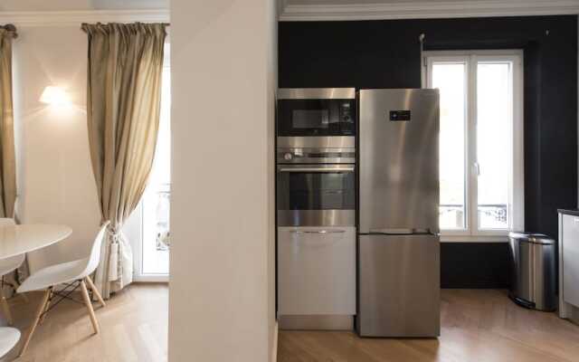 F3 Plein centre plage à 50 m (rue calme) parking possible