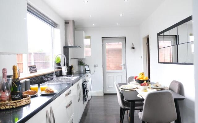 Northway House - Close to M62 and M6