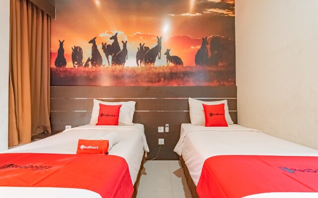 RedDoorz near Stadion Sanaman Mantikei