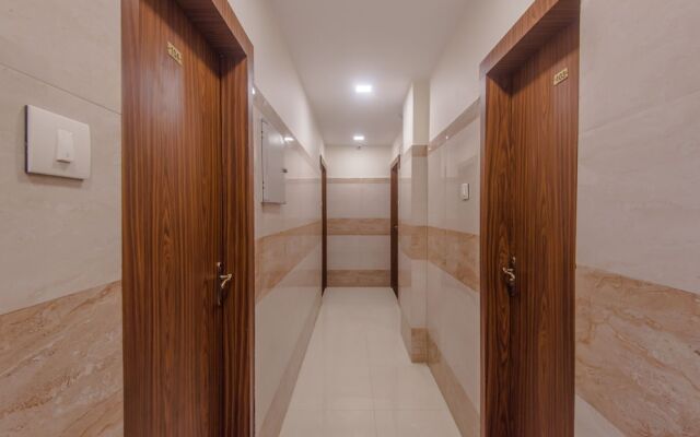 OYO 10217 Hotel Golden Palms