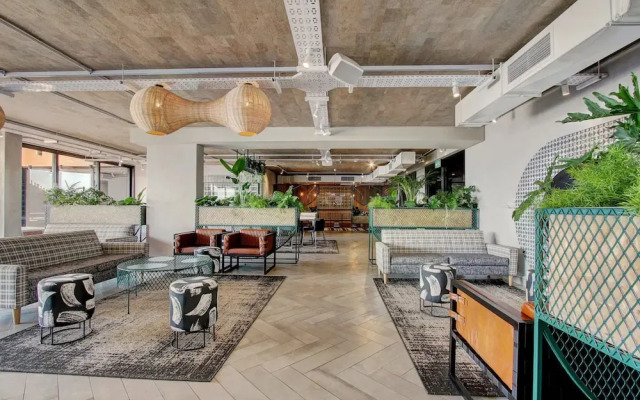 Modern Top Floor Apartment Mountain Views