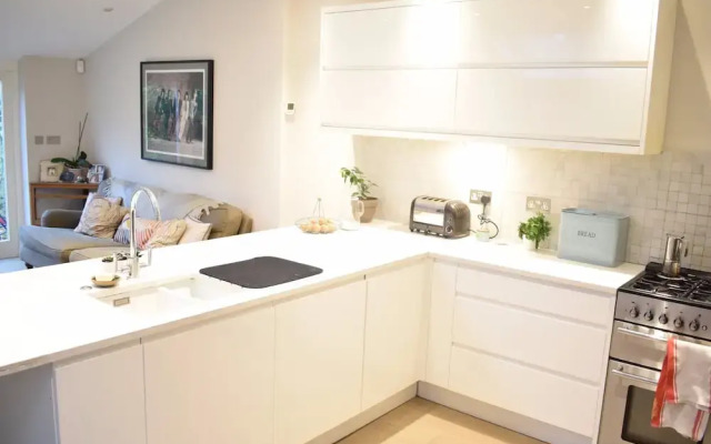 Shepherd'S Bush 2 Bedroom Home