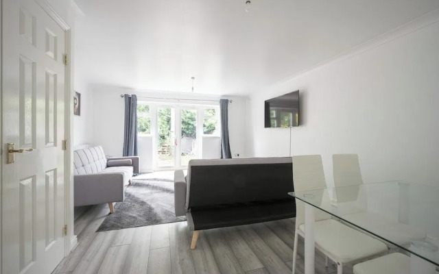 House-sleeps7-parking-garden-sportschannels