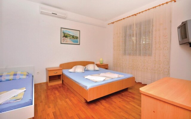 Beautiful Home in Lokva Rogoznica With Wifi and 4 Bedrooms