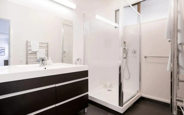 Modern 4 Bedroom Family Home With Pool