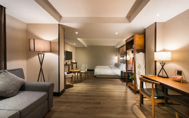 Wandering Around Xiangshan Hotel