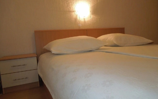 Josi - Free Parking - A1