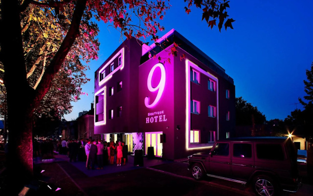 Hotel 9