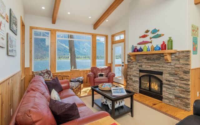 Lazy Bear Lodge 3 Bedroom Home by NW Comfy Cabins by RedAwning