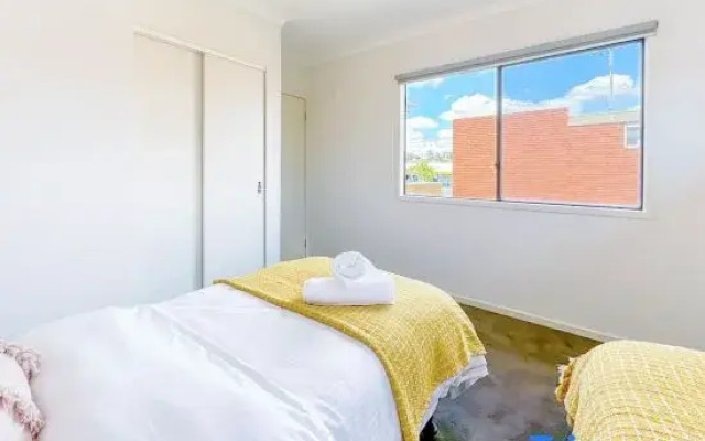 Modern Home in Central Oakleigh East