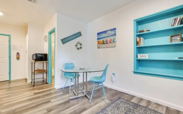 Hollywood Beach Bungalow Near Golf: Pets Welcome!
