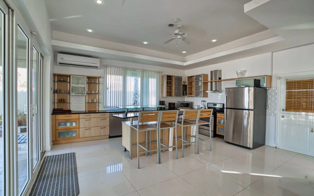 Direct Ocean Front Villa With Private Pool + View! Boca Catalina Malmok!