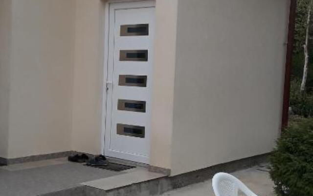 Kuća u šumi 2 i besplatan parking u sklopu smeštaja