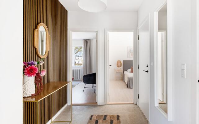 Sanders Charm - Chic 2-bdr Apt With Shared Garden